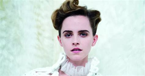 Emma Watson poses TOPLESS and flashes her body for totally。